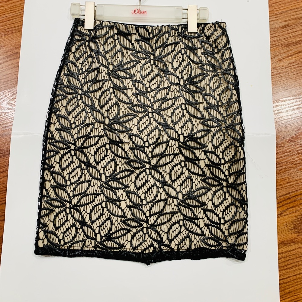 Ann Taylor petite faux leather lace skirt with stretch lining.Great for holidays